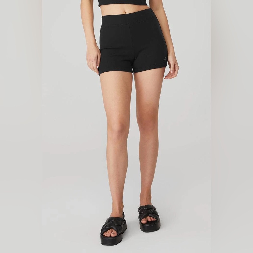 ALO YOGA | ✨NEW✨ Goddess Ribbed High-Waist Hot Short in Black